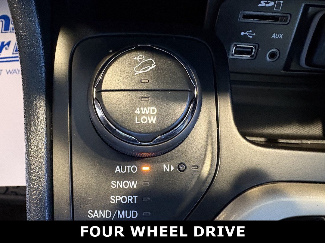 Used 2016 Jeep Cherokee Latitude w/ Cold Weather Group AWD/4WD image 18
