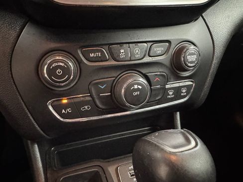Used 2019 Jeep Cherokee Latitude Plus FWD image 22