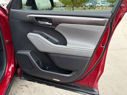 Used 2021 Toyota Highlander Platinum image 22