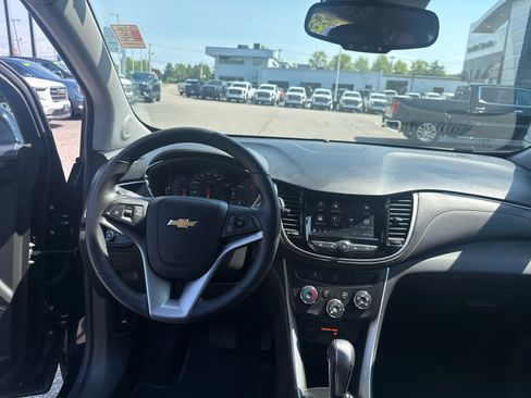 Used 2022 Chevrolet Trax LT w/ LT Convenience Package AWD/4WD image 15