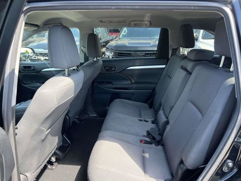 Used 2017 Toyota Highlander LE AWD/4WD image 8