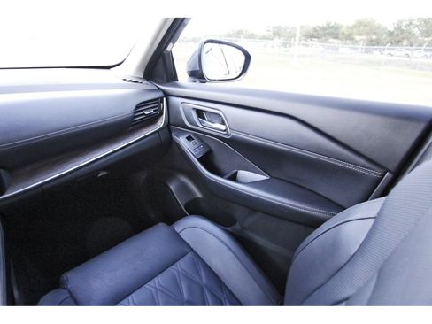 Used 2025 Nissan Rogue Platinum w/ Tech Package FWD image 13