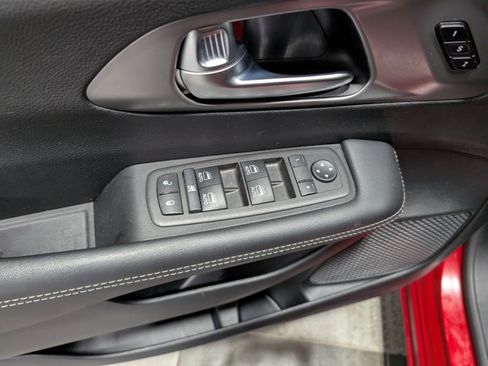 Used 2025 Chrysler Pacifica Select image 13