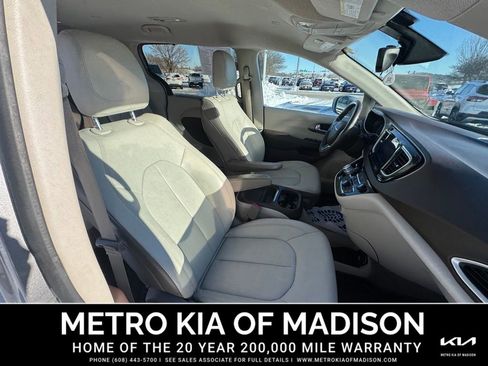 Used 2017 Chrysler Pacifica Touring-L image 36