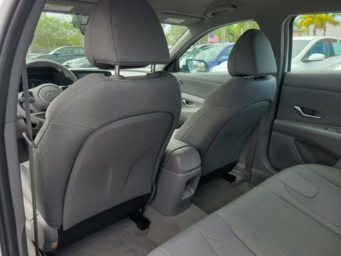 Used 2025 Hyundai Elantra SE w/ Cargo Package image 8