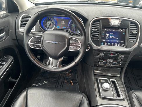 Used 2017 Chrysler 300 Limited image 28