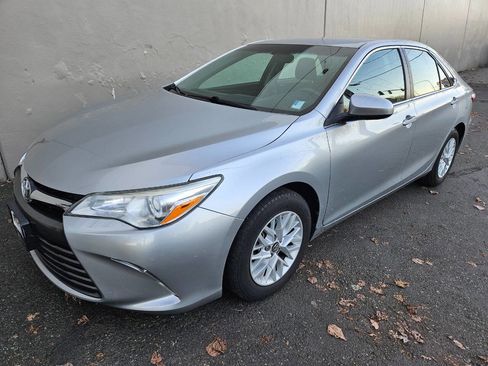 Used 2016 Toyota Camry LE image 2
