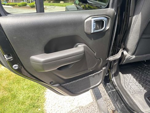 Used 2022 Jeep Wrangler Unlimited Sport w/ Sun And Sound Package AWD/4WD image 15