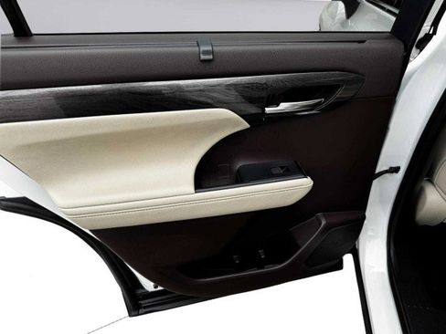 Used 2021 Toyota Highlander Platinum image 43