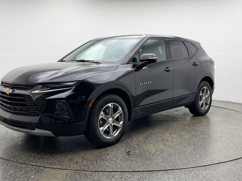 Used 2025 Chevrolet Blazer LT FWD image 3