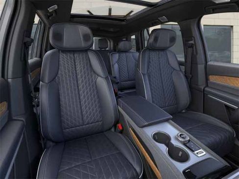 New 2026 Cadillac Vistiq Premium Luxury w/ LPO, Floor Liner Package image 17