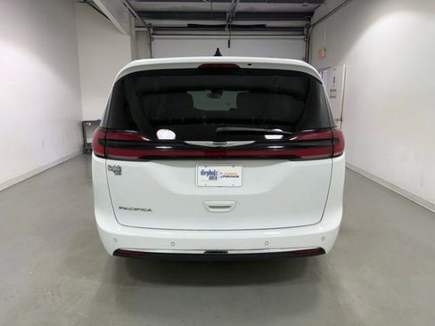 Used 2023 Chrysler Pacifica Touring-L image 6