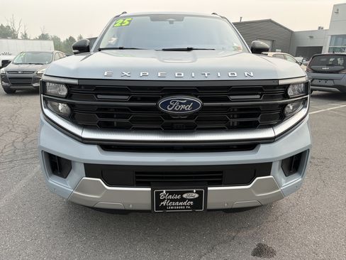 Used 2025 Ford Expedition Max Platinum w/ Driver's Package AWD/4WD image 9
