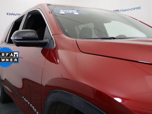 Used 2025 Chevrolet Traverse LT w/ Driver Confidence Package FWD image 4