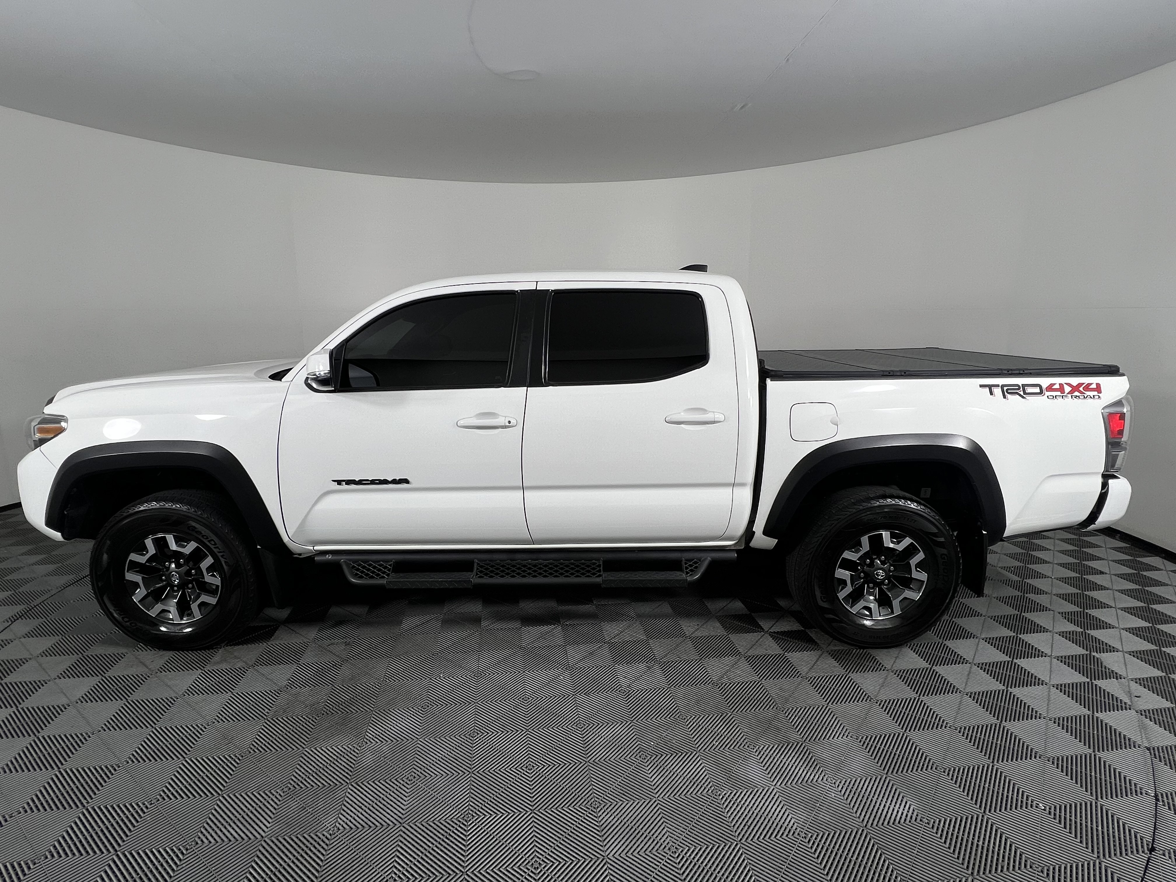 Used 2020 Toyota Tacoma TRD Off-Road w/ Technology Package AWD/4WD image 8