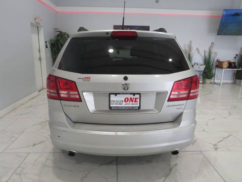 Used 2010 Dodge Journey SXT w/ Flexible Seating Group FWD image 4