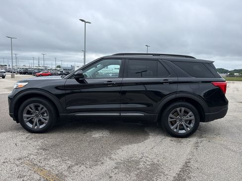 Used 2023 Ford Explorer XLT w/ Equipment Group 202A AWD/4WD image 6