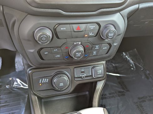 Certified 2022 Jeep Renegade Altitude w/ Convenience Group image 22