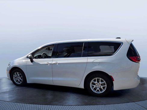 Used 2023 Chrysler Pacifica Touring-L FWD image 9
