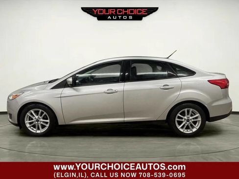 Used 2017 Ford Focus SE image 2