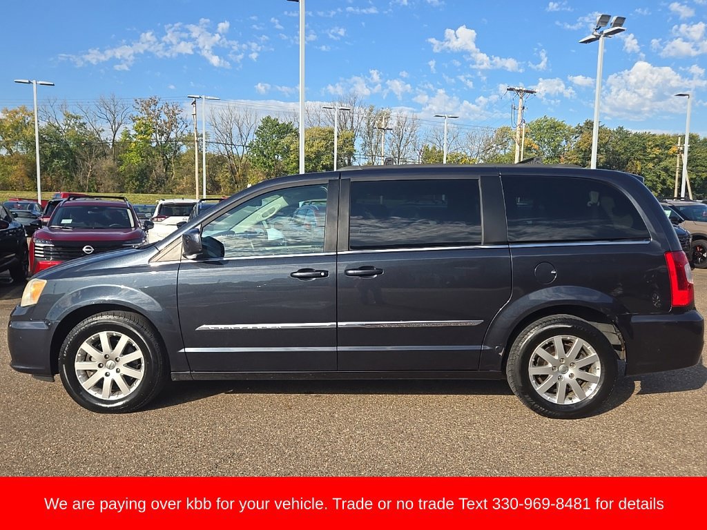 Used 2013 Chrysler Town & Country Touring FWD image 4