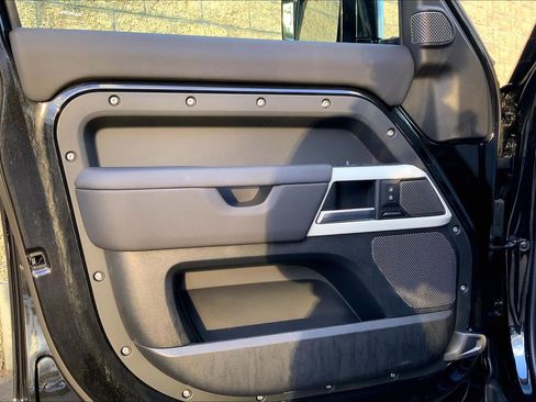 Used 2024 Land Rover Defender 110 SE image 21
