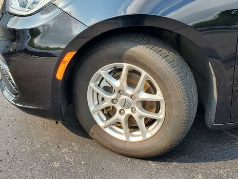 Used 2024 Chrysler Pacifica Touring-L FWD image 4