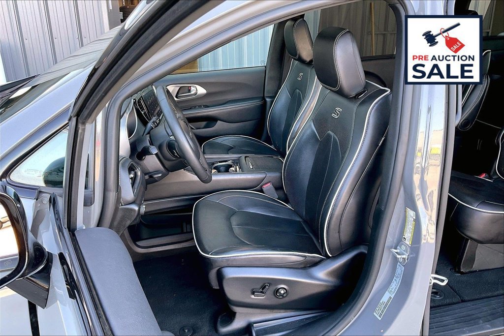 Used 2025 Chrysler Pacifica Limited FWD image 25
