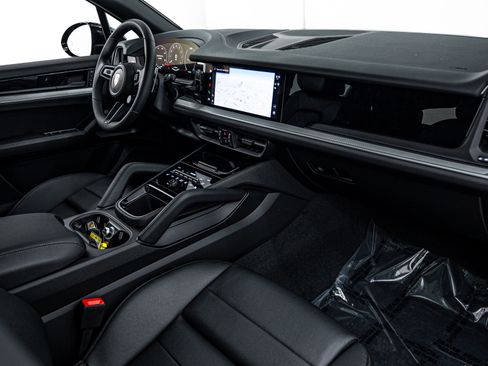Certified 2025 Porsche Cayenne image 18