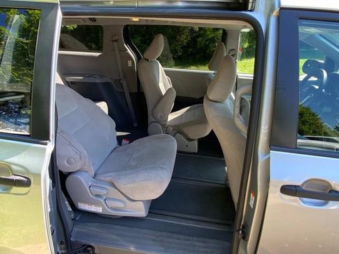 Used 2020 Toyota Sienna L FWD image 33