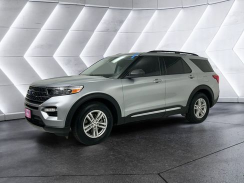 Used 2023 Ford Explorer XLT w/ Equipment Group 202A image 3