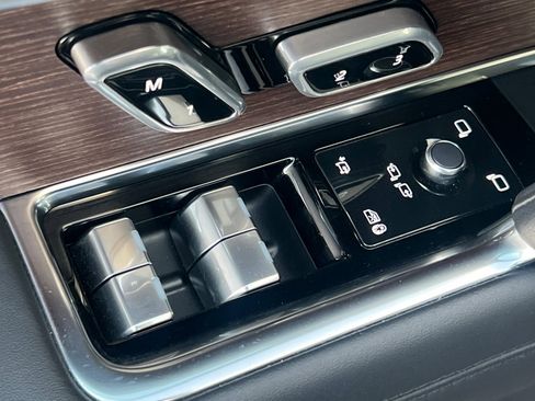 Used 2023 Land Rover Range Rover Long Wheelbase Autobiography image 11