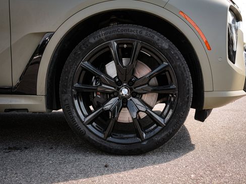 Used 2025 BMW X7 M60i w/ Climate Comfort Package image 13