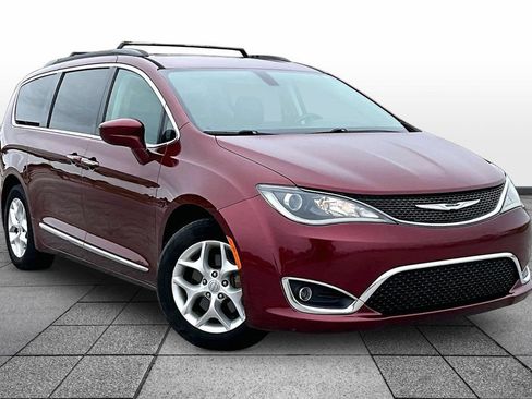 Used 2017 Chrysler Pacifica Touring-L w/ Tire & Wheel Group FWD image 2