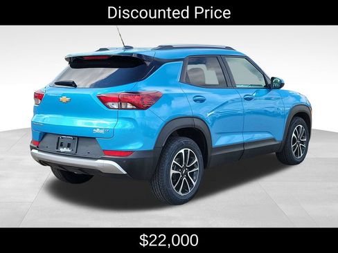 Used 2025 Chevrolet TrailBlazer LT w/ Driver Confidence Package FWD image 3