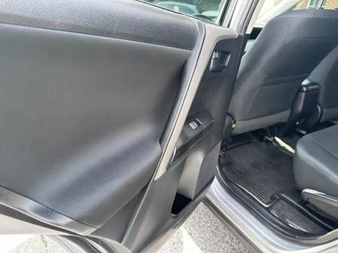 Used 2018 Toyota RAV4 LE FWD image 11