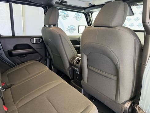 Used 2025 Jeep Wrangler Unlimited Sahara AWD/4WD image 21