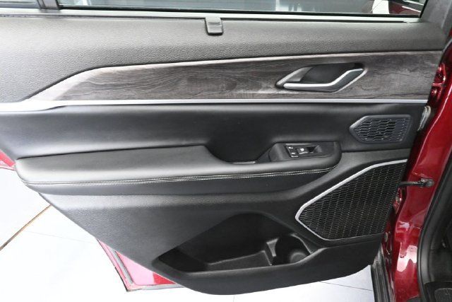 Used 2023 Jeep Grand Cherokee L Limited w/ Luxury Tech Group II AWD/4WD image 31