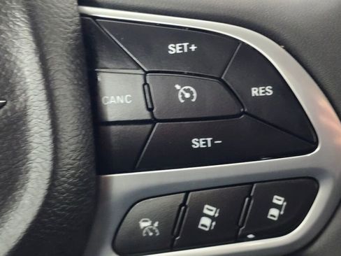 Used 2024 Chrysler Pacifica Touring-L image 30