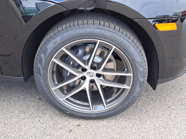Used 2026 Porsche Macan AWD/4WD image 11