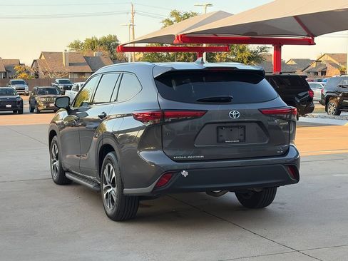 Used 2021 Toyota Highlander XLE FWD image 5