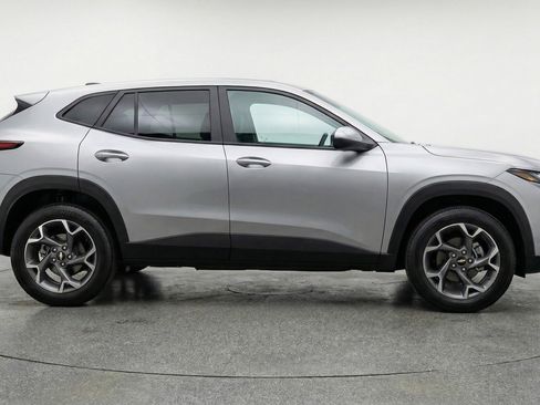 Used 2025 Chevrolet Trax LT image 8