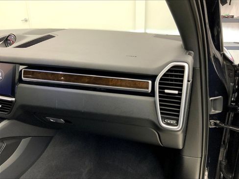 Certified 2023 Porsche Cayenne Platinum Edition AWD/4WD image 22