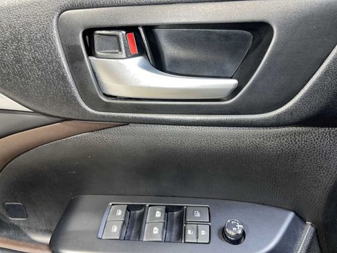 Used 2018 Toyota Highlander XLE FWD image 23