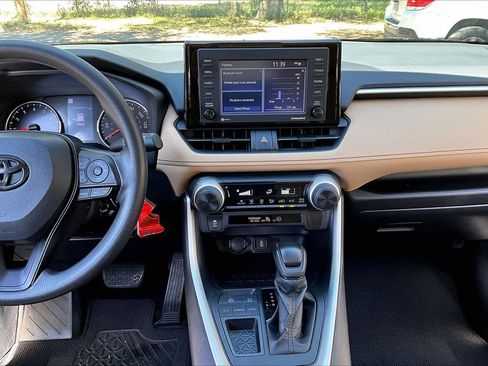 Used 2021 Toyota RAV4 LE image 9