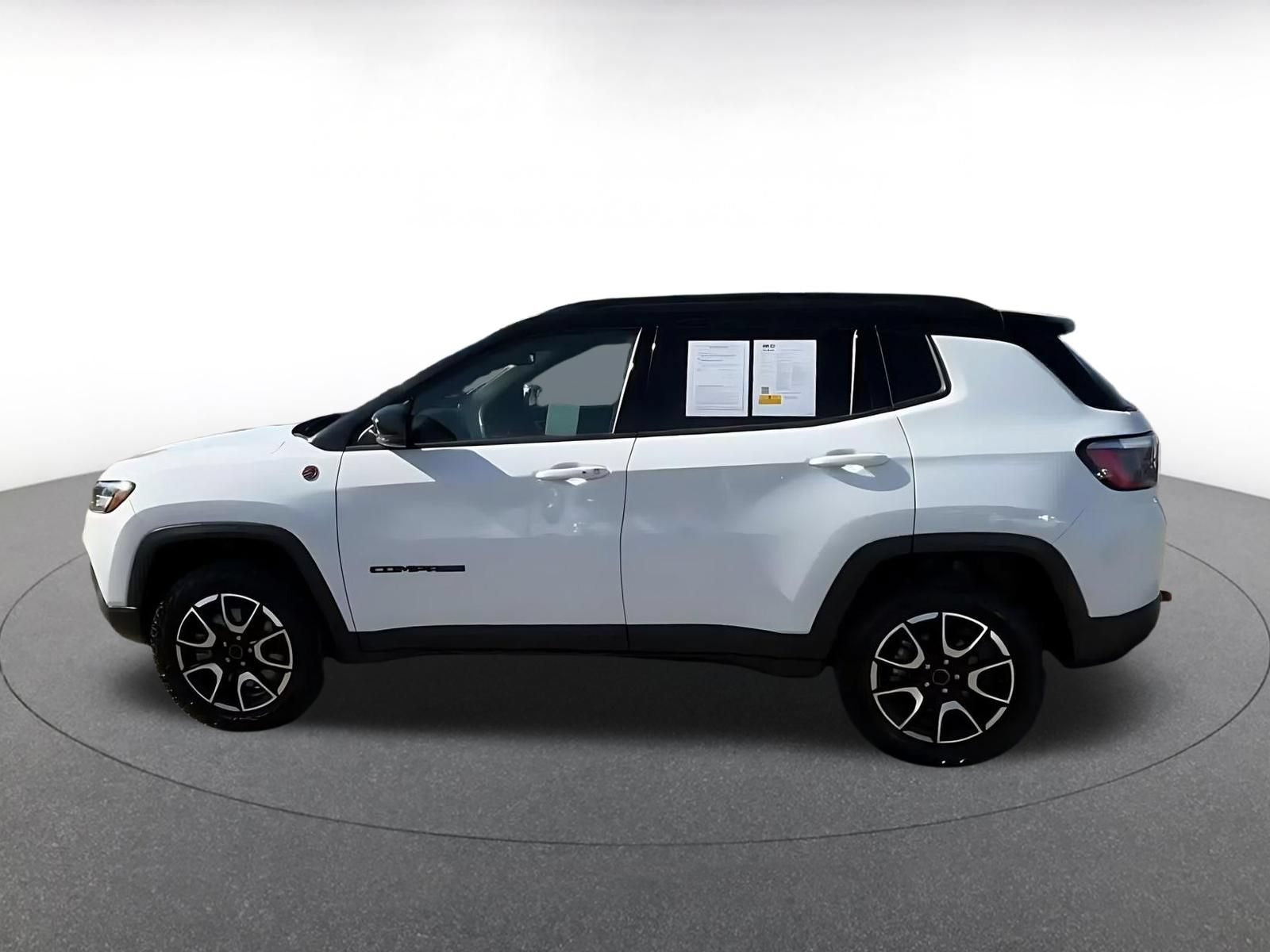 Used 2025 Jeep Compass Trailhawk AWD/4WD image 8