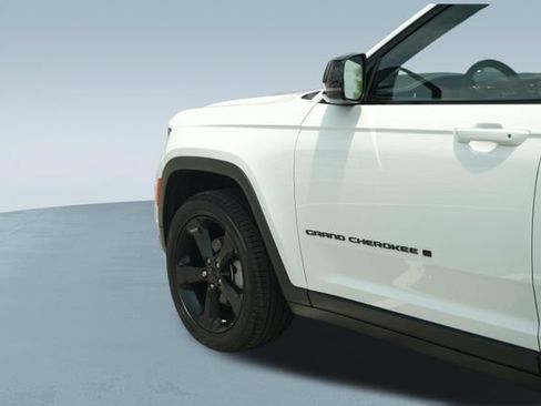 Used 2023 Jeep Grand Cherokee Limited w/ Black Appearance Package RWD image 40