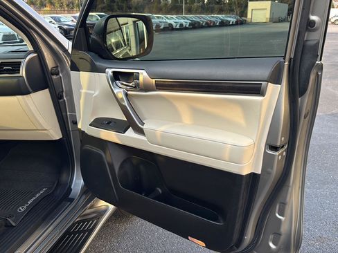 Used 2022 Lexus GX 460 Premium w/ Premium Package image 12
