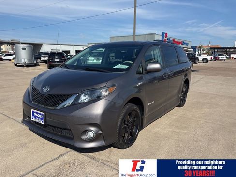 Used 2012 Toyota Sienna SE image 2