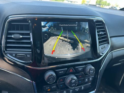 Used 2020 Jeep Grand Cherokee Limited AWD/4WD image 16